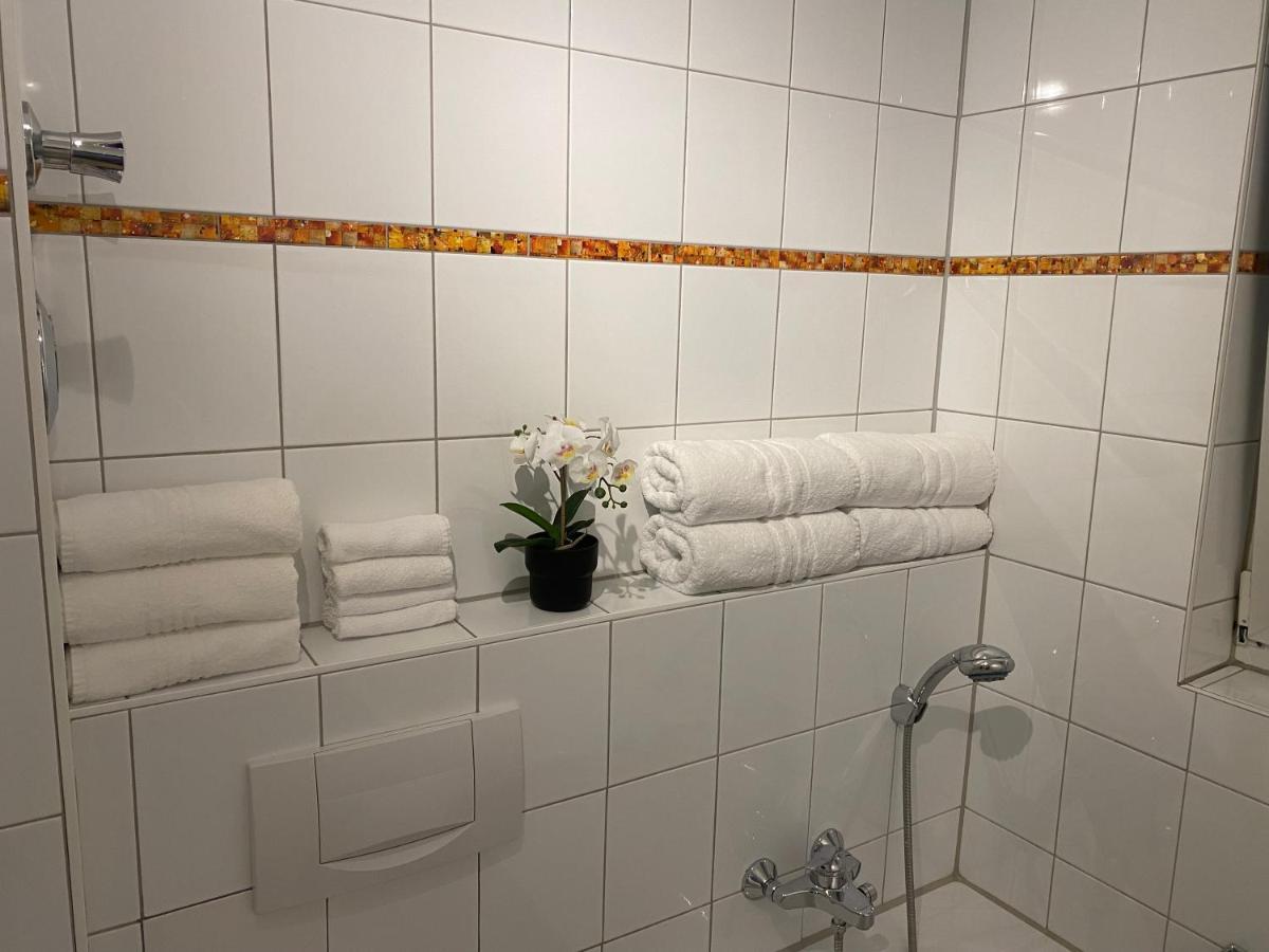 3 Zimmer Apartment In S-Bahn Naehe, 76 Qm, Max 5 Pers, 30Qm Dachterasse, Garage, Internet 1000 Mbit Gärtringen Exteriör bild